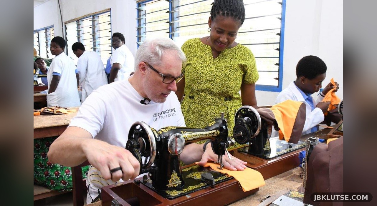MTN GHANA EMPLOYEE VOLUNTEERS TO EQUIP HEALTH CENTERS AS PART OF ITS 2026 21 DAYS OF Y’ELLO CARE CAMPAIGN 16 MTN GHANA EMPLOYEE VOLUNTEERS TO EQUIP HEALTH CENTERS AS PART OF ITS 2026 21 DAYS OF Y’ELLO CARE CAMPAIGN