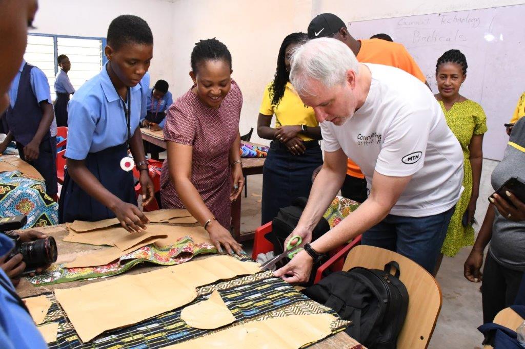 MTN GHANA EMPLOYEE VOLUNTEERS TO EQUIP HEALTH CENTERS AS PART OF ITS 2026 21 DAYS OF Y’ELLO CARE CAMPAIGN 3 Stephen Blewett, Chief Executive Officer cutting the materials for the school uniforms during the 2025 21 Days of Y'ello Care