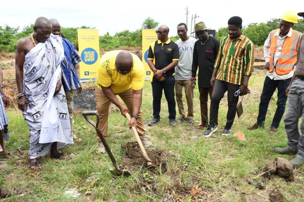 MTN GHANA EMPLOYEE VOLUNTEERS TO EQUIP HEALTH CENTERS AS PART OF ITS 2026 21 DAYS OF Y’ELLO CARE CAMPAIGN 4 Mr. William Tetteh Chief Transformation Officer breaking ground for the construction of a shed for women in pottery